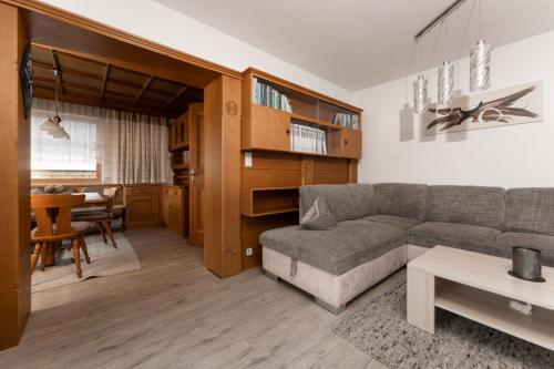 乌姆豪森Apart Ronja的客厅配有沙发和桌子