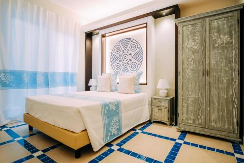 皮诺港Villa Aquamarina Pintadera Blu的一间卧室,卧室内配有一张大床