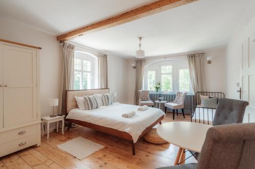 波兰尼卡-兹德鲁伊Sonnenblick的卧室配有一张床和一张桌子及椅子