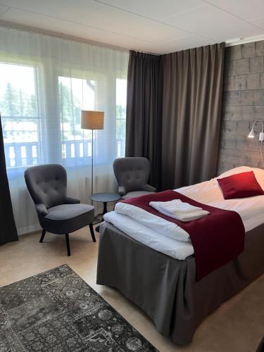 HammarstrandHotell Hammarstrand的酒店客房,配有一张床和两把椅子