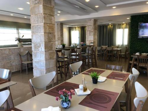 斯法克斯Larimar Hôtel Sfax的一间带桌椅的餐厅和一间酒吧