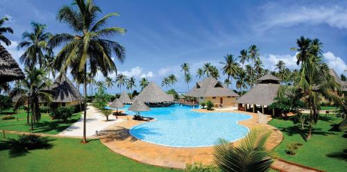普瓦尼梅查恩加尼Neptune Pwani Beach Resort & Spa Zanzibar - All Inclusive的享有带游泳池的度假村的空中景致