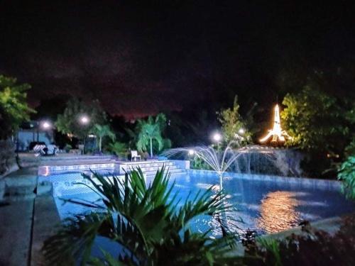 塔奈Casa de Robles Tanay Rizal的游泳池,在晚上设有喷泉