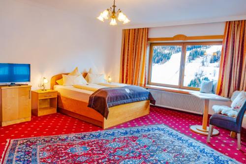 巴德小基希海姆速丹旅馆的一间卧室设有一张床和一个大窗户