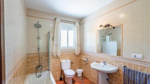 阿尔加尔Chalet Algar by Ruralidays的浴室配有卫生间、盥洗盆和淋浴。