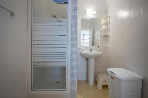 圣巴托洛梅3BR Beach House Meloneras -Private solarium-Pool的带淋浴、卫生间和盥洗盆的浴室