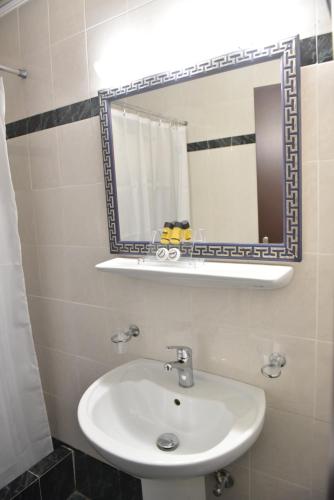 托隆ZAKROS HOTEL的一间带水槽和镜子的浴室