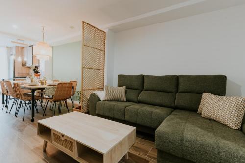 洛格罗尼奥Natural Stay Apartamentos PassivHaus的客厅配有沙发和桌子