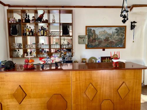 皮索德里Eleni's Guesthouse的一间酒吧,在房间内配有木台