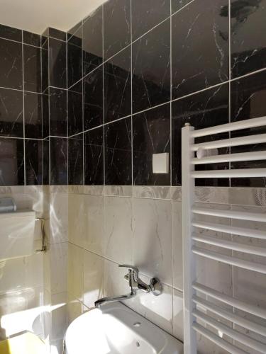 鲁马Central House的浴室配有盥洗盆和浴缸。