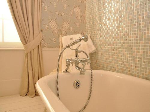 BedfordThe Duke of Bedford的浴室设有浴缸和水龙头