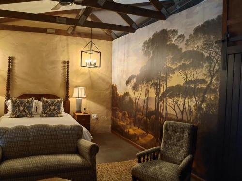 BedfordThe Duke of Bedford的卧室配有一张床,墙上挂有绘画作品