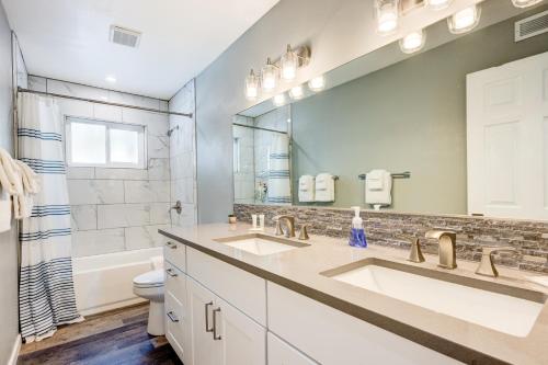 斜坡村Incline Village Getaway的一间带两个盥洗盆和大镜子的浴室