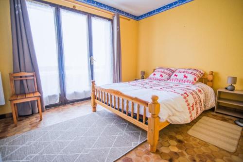 圣雷热雷梅累兹Les Campanules的一间卧室设有一张床和一个大窗户