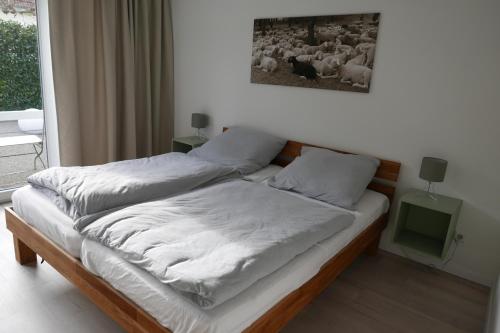 默辛根Grasshoppers的卧室配有两张床,墙上挂着一幅画