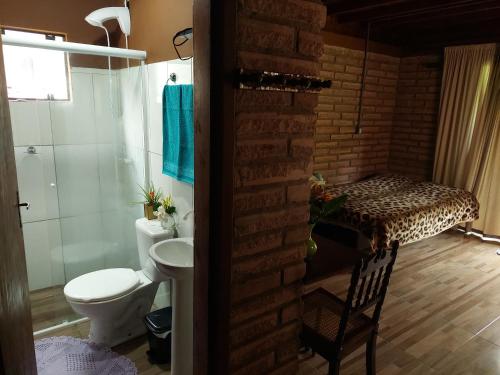 奥索里乌Recanto da Paz - Aos pés do Morro da Borússia的浴室配有卫生间、盥洗盆和淋浴。
