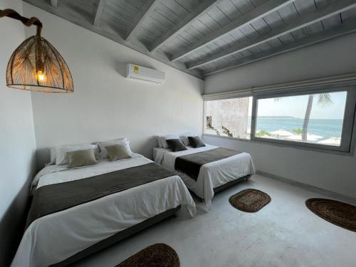 卡塔赫纳Wala beach club的海景客房 - 带两张床