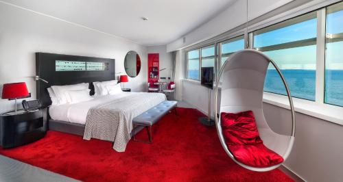 里斯本米瑞亚德SANA酒店的一间卧室配有一张床,铺有红色地毯