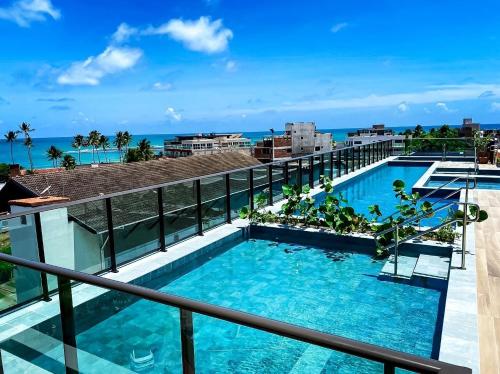 嘎林海斯港Flat Premium No Centro的从度假村的阳台上可欣赏到游泳池的景色