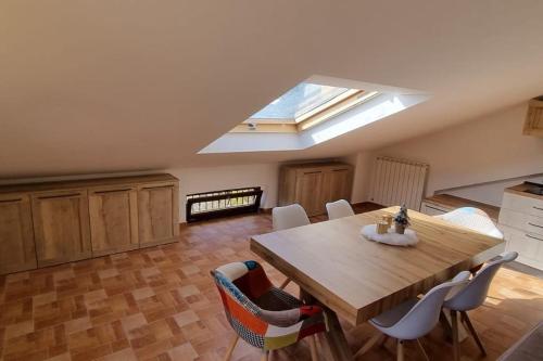 桑格罗堡Il nido的厨房配有桌椅和天窗。