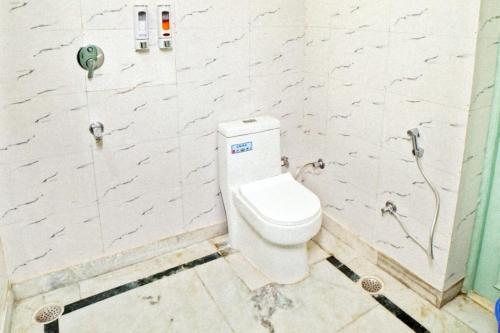 范兰德凡Shree Krishna Bhakti Ashram的一间位于客房内的白色卫生间的浴室