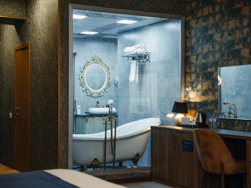 巴库Alison Hotel的带浴缸、水槽和镜子的浴室
