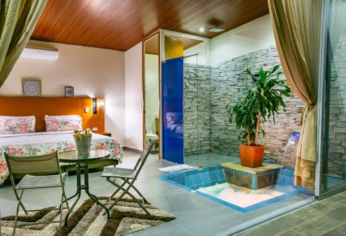 圣希尔Sunset Palm Lodge的一间卧室设有一张床和一个玻璃淋浴间