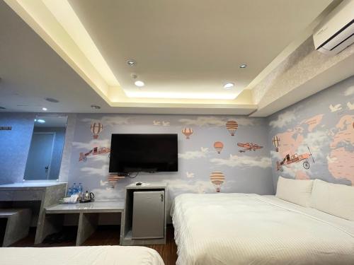 中坜中興商旅  的一间卧室配有两张床和一台平面电视