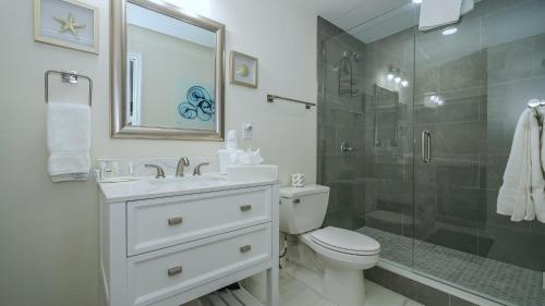 萨拉索塔All-New, Private, Huge TV, Heated Pool, Tiki Bar的一间带水槽、卫生间和淋浴的浴室