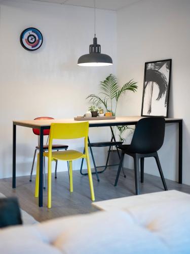 高尔Sentrumsvegen - Private Studio Apartment in Gol的用餐室配有黄色椅子和桌子