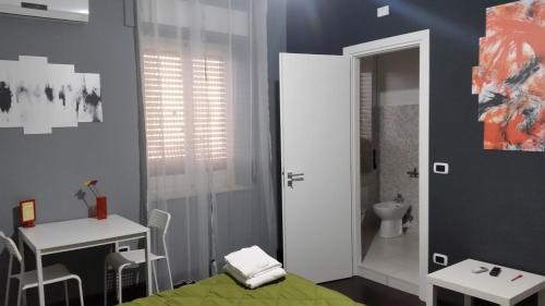 塞利亚马里纳B&B Colors的一间带床、水槽和卫生间的浴室