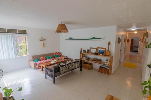 土布艾岛Tavaetu Guesthouse - île de TUBUAI的客厅配有沙发和桌子