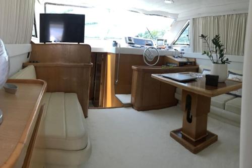爱琴娜岛Motor yacht 45'的一个带桌子和沙发的小客厅