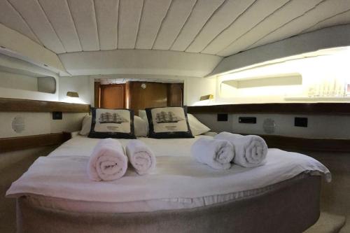爱琴娜岛Motor yacht 45'的船上的一张床铺,上面有毛巾