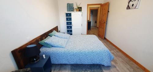 Saint-PancraceGīte du café Truchet的一间卧室配有一张带蓝色枕头的床