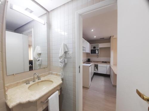 圣保罗EXCELENTE Flat proximo Shoppings JK e Vila Olimpia的一间带水槽和镜子的浴室