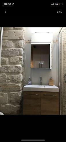 巴黎Jean-Marie的一间带水槽和石墙的浴室