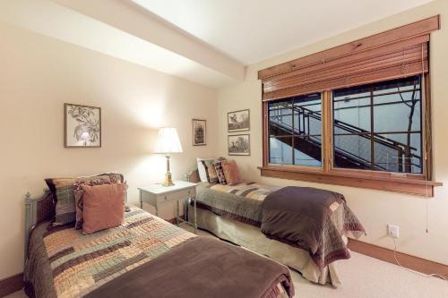 凯彻姆Westridge 11的一间卧室设有两张床和窗户。