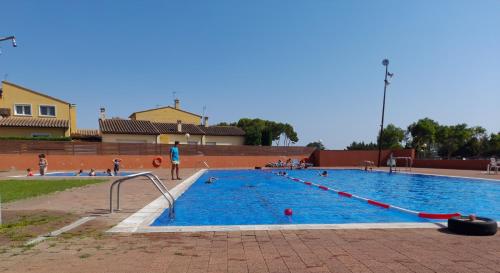 PauCasa L'Era 1967的一座大型游泳池,里面设有人员