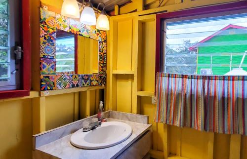 UnitedvilleLower Dover Jungle Lodge & Maya Ruins的黄色的浴室设有水槽和窗户