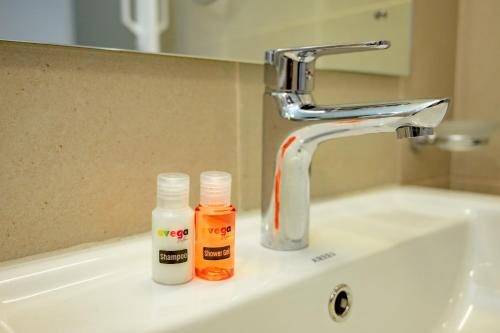 科伦坡Avega Urban - Colombo 07的浴室水槽上放有两瓶气味器