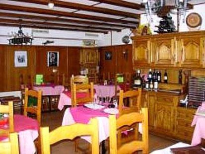 La Ferrière洛吉斯德拉利科恩酒店的一间带桌椅的用餐室和一间厨房