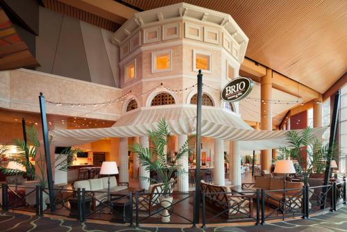 切罗基Harrah's Cherokee Casino Resort的大楼内的餐厅,配有椅子和遮阳伞