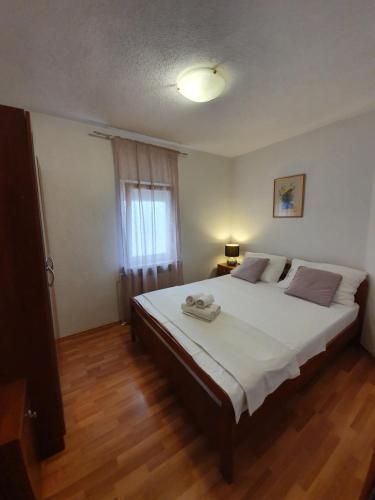 扎达尔Apartments Petani的卧室配有一张大白色床和窗户
