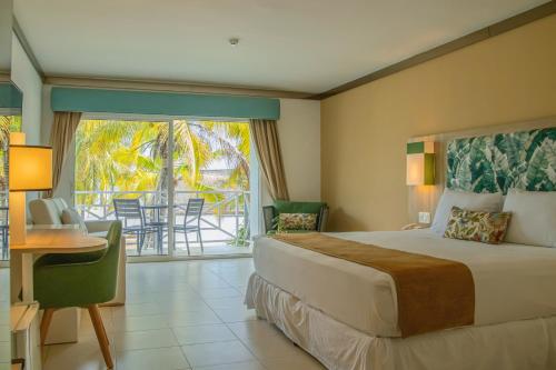 普拉亚布兰卡普拉亚布兰卡海滩全包度假酒店的酒店客房设有一张床和一个阳台。