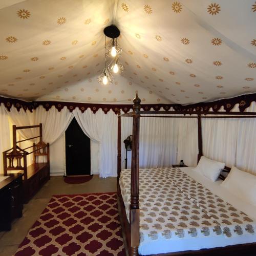 浦那Exotic Stay - a unique experience的一间卧室设有天蓬床和天花板