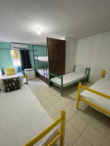 累西腓Pousada E Hostel Pernambucana的客房设有两张床和一张双层床。