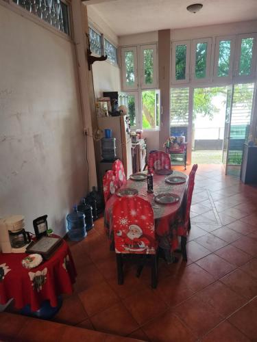 弗洛勒斯Hotel Casa de Don Francisco的一间带桌子和红色椅子的用餐室