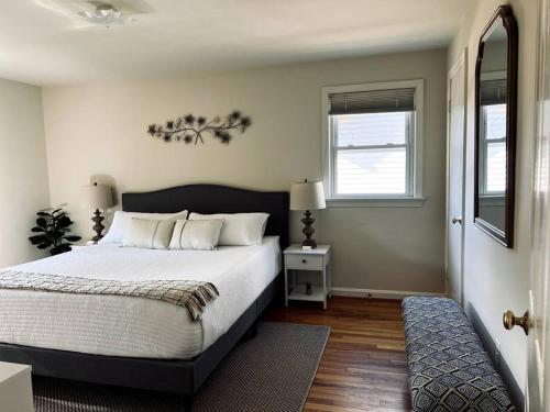 阿林顿NEW 3 BRD Modern Urban Gateway的一间卧室设有一张大床和一个窗户。