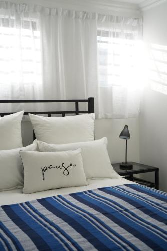 开普敦Nature's Rest的一间卧室配有一张带蓝白色毯子的床